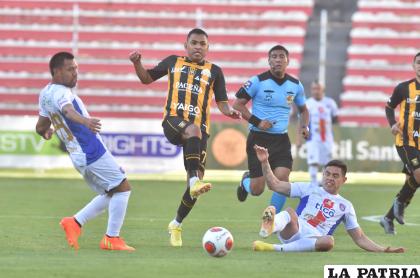 Saúl Torres jugador del ??tigre? en su afán de superar a la defensa rival /APG