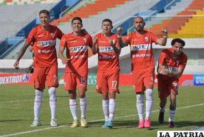 Celebran el triunfo los jugadores de Always Ready /APG