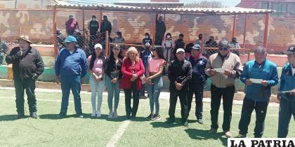 Familiares de Denis Gutiérrez durante el acto de inauguración del campeonato /LA PATRIA