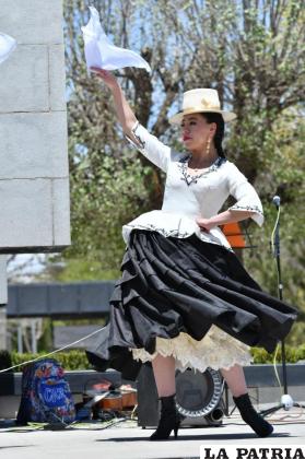 La vestimenta de la chola orureña de antaño según la investigación del Estudio de Danza /Emilio Castillo
