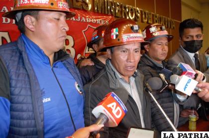 La conferencia de prensa ofrecida anoche por los mineros de Colquiri / LA PATRIA