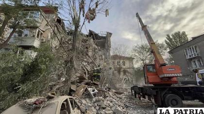Rescatistas trabajan en el sitio en el que un edificio fue impactado por ataques, en Zaporiyia, Ucrania
/Servicio de Emergencias de Ucrania vía AP