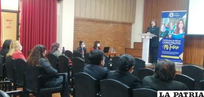 La experta durante la exposición de neuropedagogía 
/ LA PATRIA 
