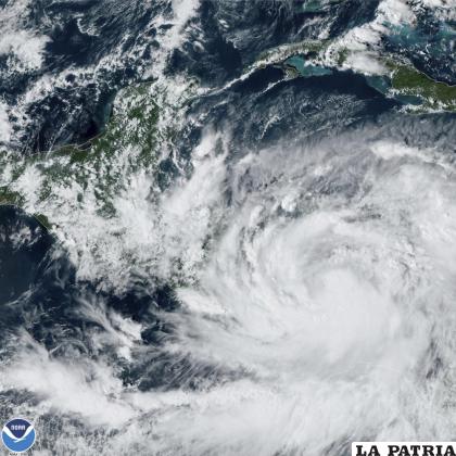 Fotografía tomada desde un satélite de la Oficina Nacional de Administración Oceánica y Atmosférica de Estados Unidos (NOAA por sus siglas en inglés) /NOAA vía AP
