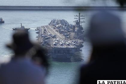 El portaaviones estadounidense USS Ronald Reagan es escoltado a su llegada a Busan, Corea del Sur / AP Foto /Lee Jin-man