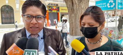 El jurista Benavidez (izquierda) y la hija de Lizardo (derecha) denunciaron irregularidades /LA PATRIA
