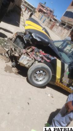 El coche particular tiene daños materiales /Cortesía
