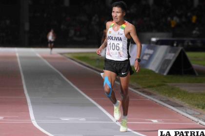 El atleta David Ninavia en plena competencia / Walter Challap
