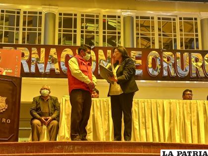 La senadora Choque entrega el documento al representante de la Gobernación / LA PATRIA