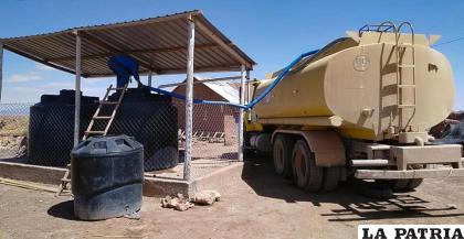 Las cisternas llevan agua para el consumo humano / ARCHIVO