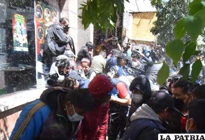 Peatones y periodistas fueron agredidos por chóferes en La Paz / INTERNET
