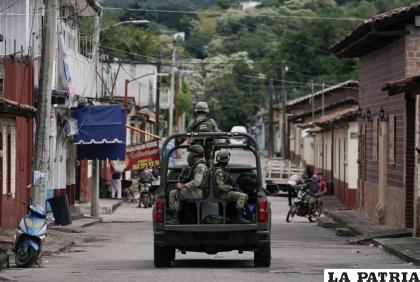 Soldados patrullan después de una masacre en la que 20 personas fueron asesinadas en la municipalidad de San Miguel Totolapan /AP Foto /Eduardo Verdugo, Archivo