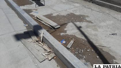 La tabla de madera de un asiento quedó destruida /LA PATRIA