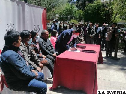Alcalde Adhemar Wilcarani promulga Ley de Derecho Propietario de la Plaza 10 de Febrero /LA PATRIA