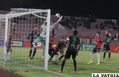 El equipo tarijeño se esforzó bastante para ganar el partido ante el ??aviador? /APG
