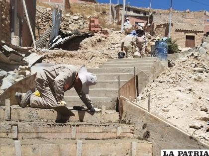 Construcción de graderías en la Junta Vecinal ??El Sapo?/LA PATRIA
