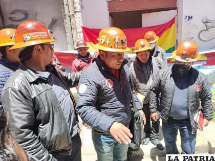 Los mineros de Huanuni brindaron una conferencia de prensa en la puerta de la COB /LA PATRIA