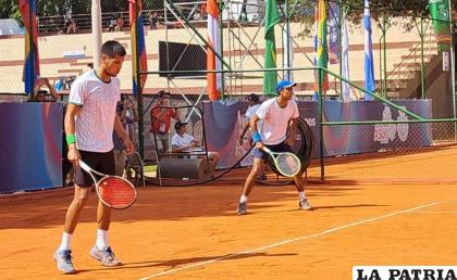 Zeballos y Arias durante el partido final en dobles varones /COB