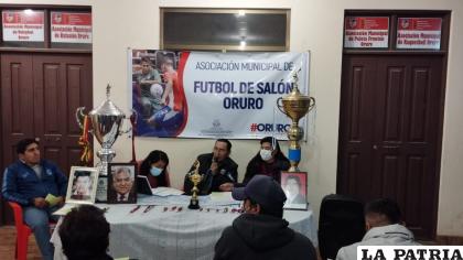 Durante el acto de homenaje al 61 aniversario del futsal en Oruro 
/LA PATRIA
