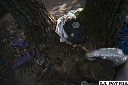Una máscara de gas se ve cerca de las trincheras excavadas por los soldados rusos /AP Foto /Leo Correa