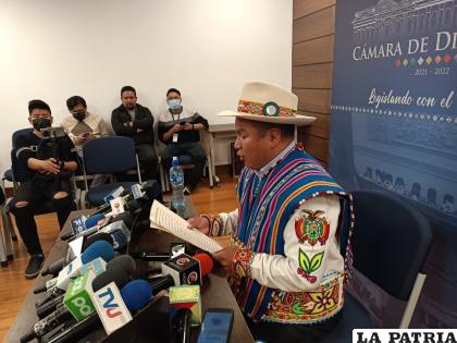 El diputado Colque del MAS en la conferencia de prensa /  LA PATRIA