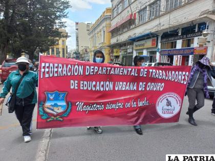 Con carteles en mano hicieron conocer su descontento / LA PATRIA