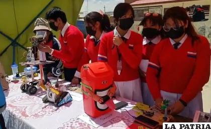 Varios estudiantes de Caracollo participaron de la feria 
/ RADIO CARACOLLO