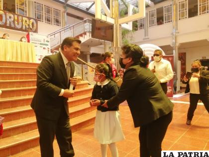 Gobernador Johnny Vedia hizo la entrega del bastón blanco 
/ LA PATRIA