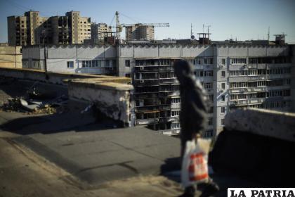 Un residente camina en el techo de un edificio dañado / AP Foto /Francisco Seco