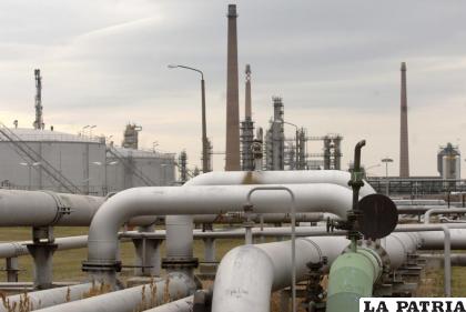 Una vista general de una estación de bombeo al final del oleoducto Druzhba, en la refinería alemana PCK /AP Photo /Sven Kaestner, Archivo