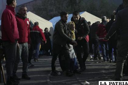 Una familiar de un minero desaparecido reacciona mientras espera en el exterior de la mina /AP Foto /Khalil Hamra