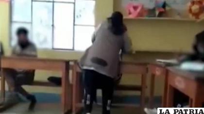 La maestra agrediendo a un estudiante /UNITEL
