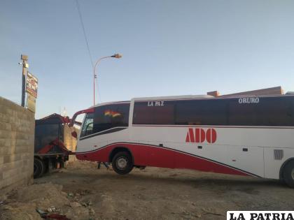 El ómnibus fue trasladado de Challapata a la ciudad de Oruro / LA PATRIA
