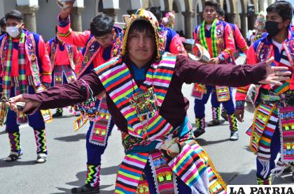 Tinkus ??Simón Bolívar? hacen su paso por la Plaza Principal / LA PATRIA

