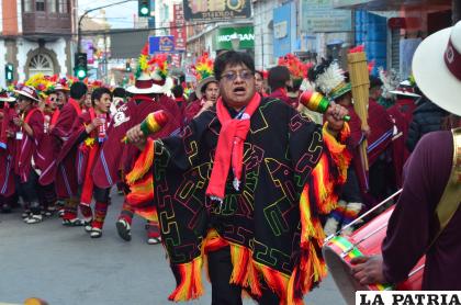 Vicerrector de la UTO Edgar Chire disfruta junto a los Wititis â€œJatun Rebeldesâ€/ LA PATRIA
