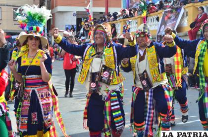 Docentes demuestran agilidad y gracia al bailar / LA PATRIA
