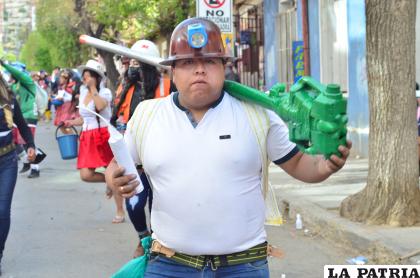 Universitarios representan a los Mineros de Huanuni / LA PATRIA
