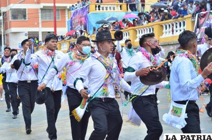 La comparsa de la Udabol puso a bailar a todos en la Avenida Cívica / LA PATRIA