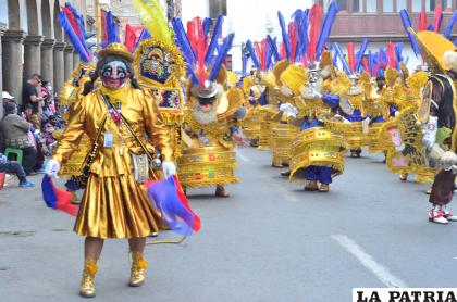 Los futuros abogados disfrutaron al bailar la morenada / LA PATRIA