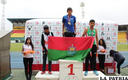 Juan Calle Cruz luciendo sus dos preseas doradas / Atletismo Potosí