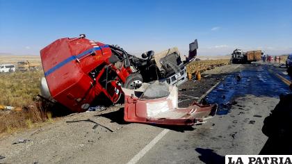 El conductor del cisterna fue socorrido al Hospital Oruro-Corea / LA PATRIA
