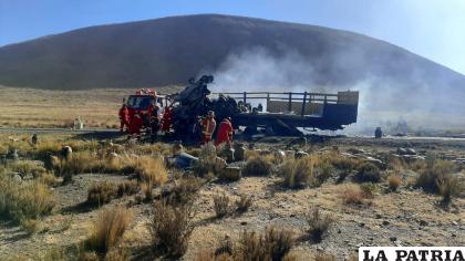 Personal de Bomberos sofocó el incendio en el camión / LA PATRIA
