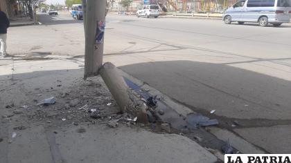 Por el fuerte impacto el motorizado sufrió daños materiales de mucha consideración /LA PATRIA