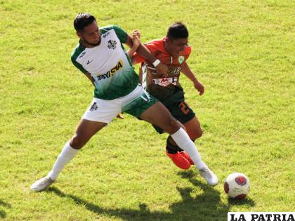 Bismarck Algaraña y Gonzalo Vaca disputan el balón / Everth Sport