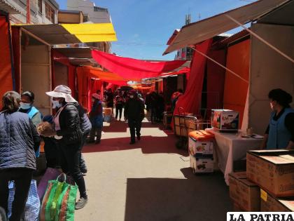 Feria de Todos Santos asentada en la 6 de Agosto /LA PATRIA