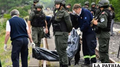 El cadáver fue hallado maniatado y amordazado en las vías del tren / Clarín