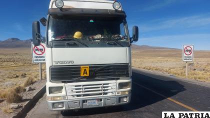 El chofer del camión hizo caso omiso a los letreros de ??prohibido adelantar? / Tránsito
