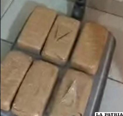 El adolescente llevaba seis paquetes tipo ladrillo de cocaína en su mochila / DIO
