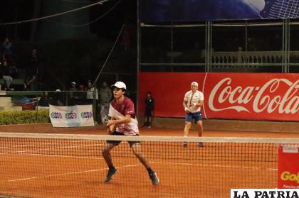 La dupla boliviana que al final se quedó con el primer lugar en dobles / Asociación de Tenis Cochabamba 