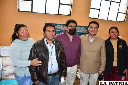 Autoridades de cada municipio llegaron a Oruro para recibir los productos de manos del gobernador /LA PATRIA